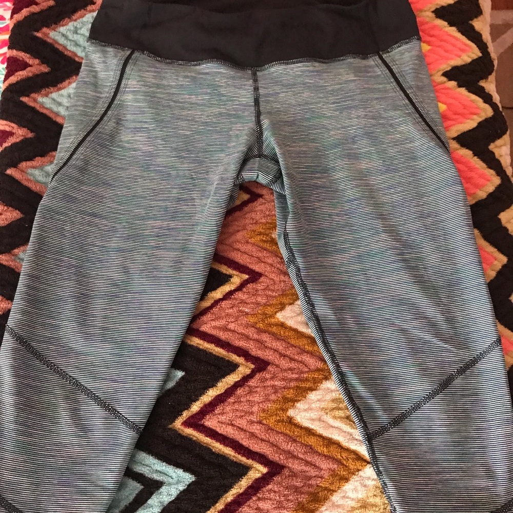 Lululemon Run Excel Crop Wee Are From Space Size 6 - image 2